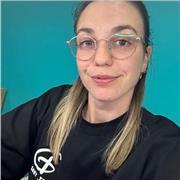 Profesora de diseño gráfico que imparte clases a adultos que quieran iniciarse en el mundo del diseño